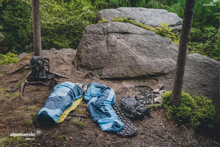 Alpenverein, oeav, 4camping.cz, spící pár v lese ve spacáku